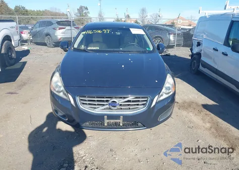 2013 Volvo S60 T5 Platinum z USA, uszkodzony, nr VIN YV1612FS4D2206535